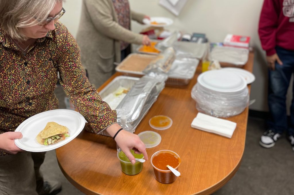 Café y Conversaciones fiesta helps celebrate Spanish-speaking Saints